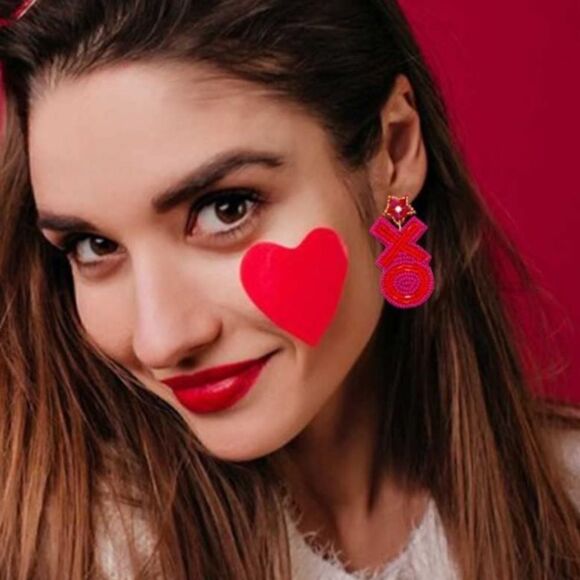 Beaded XO Dangle Earrings ❤️ - Picture 1 of 4